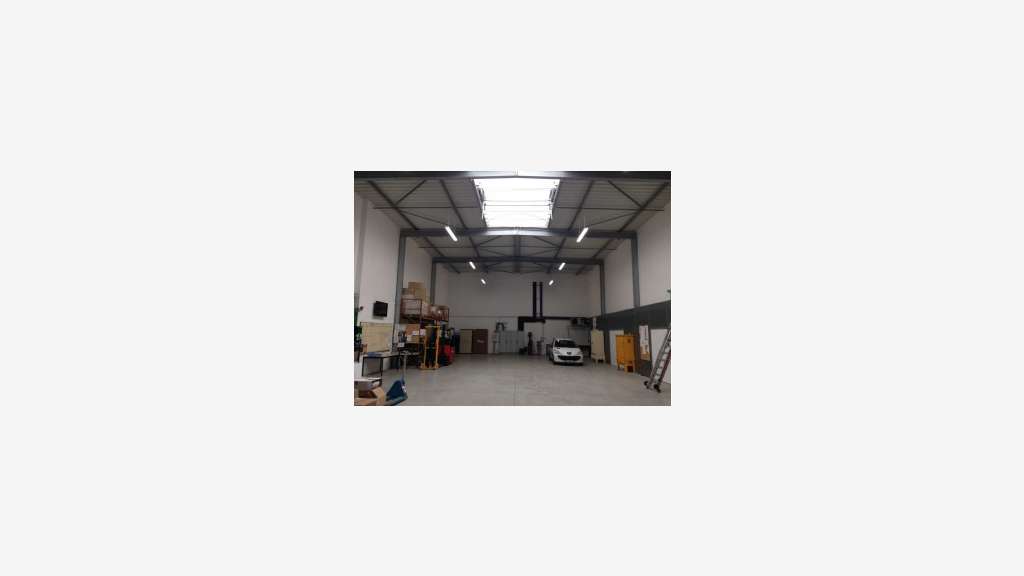 Locaux industriels 1561 m² à Saint-Quentin