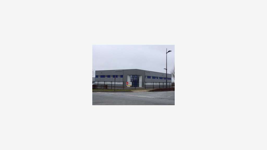 Locaux industriels 1561 m² à Saint-Quentin