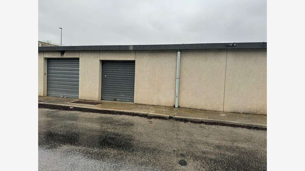 Local d'activités 125m² à louer à Aubagne