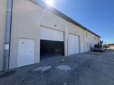 Local d'activité 300m² à louer en ZA à Tarascon 