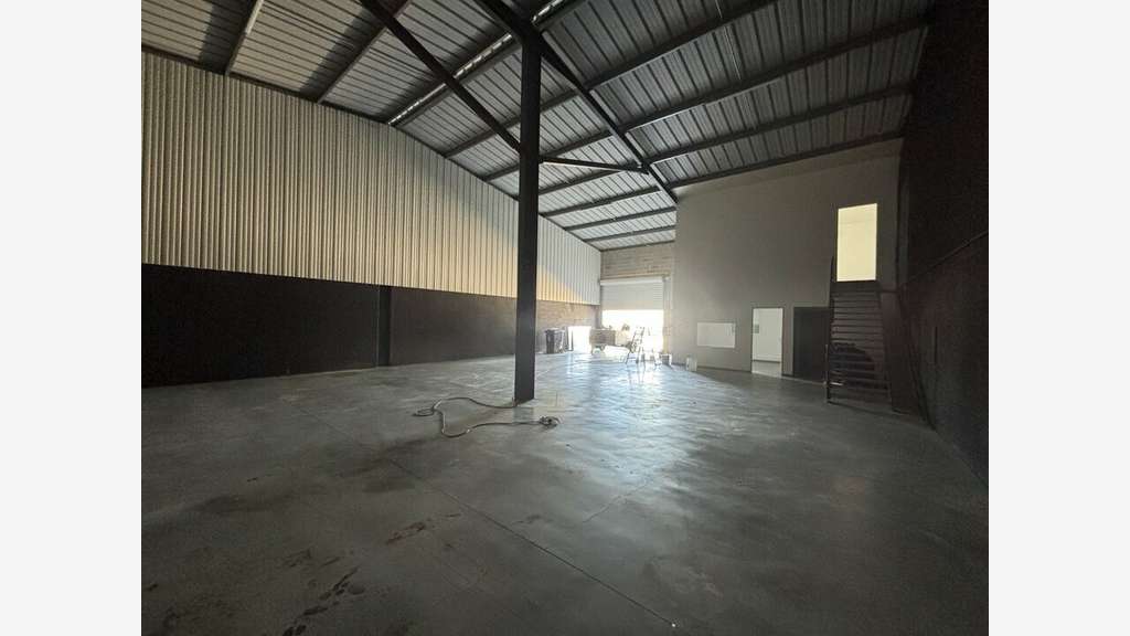 Local d'activité 300m² à louer en ZA à Tarascon 