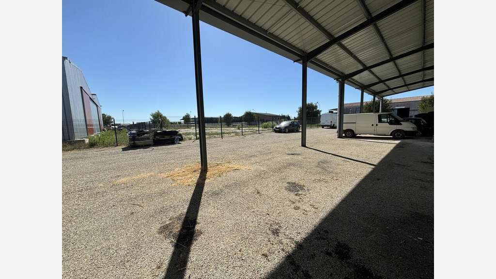 Local d'activité 300m² à louer en ZA à Tarascon 