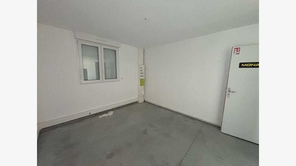 Local d'activité 300m² à louer en ZA à Tarascon 