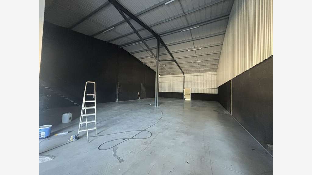 Local d'activité 300m² à louer en ZA à Tarascon 