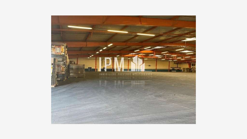 Local activités 2529m² à louer à Tarascon