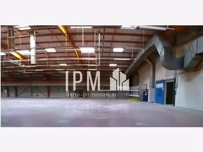 Local activités 2529m² à louer à Tarascon