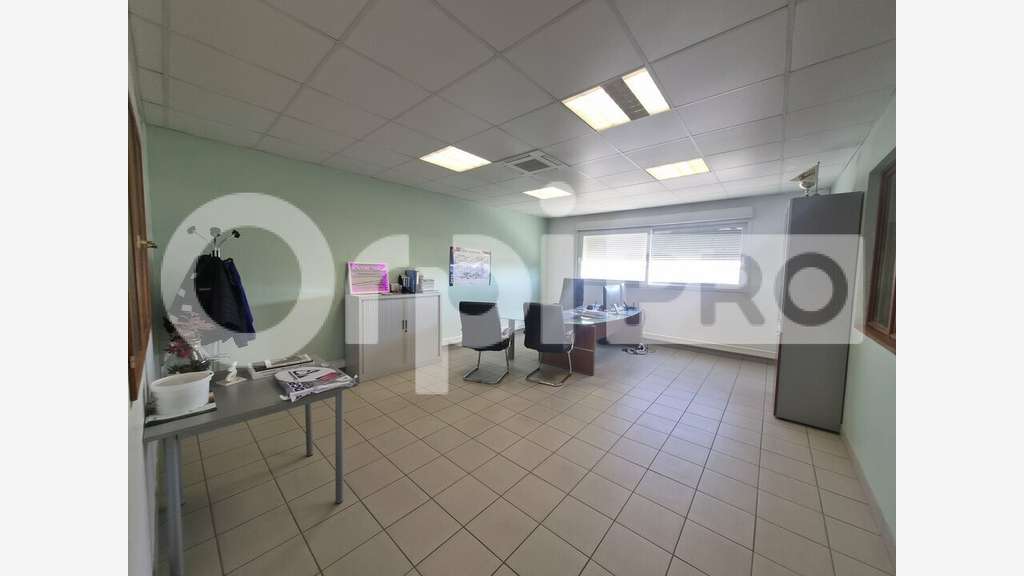 Local d'activité 1700m² à louer à Tinqueux