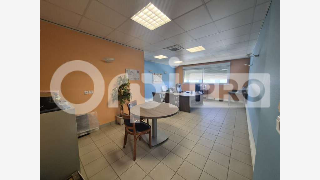 Local d'activité 1700m² à louer à Tinqueux