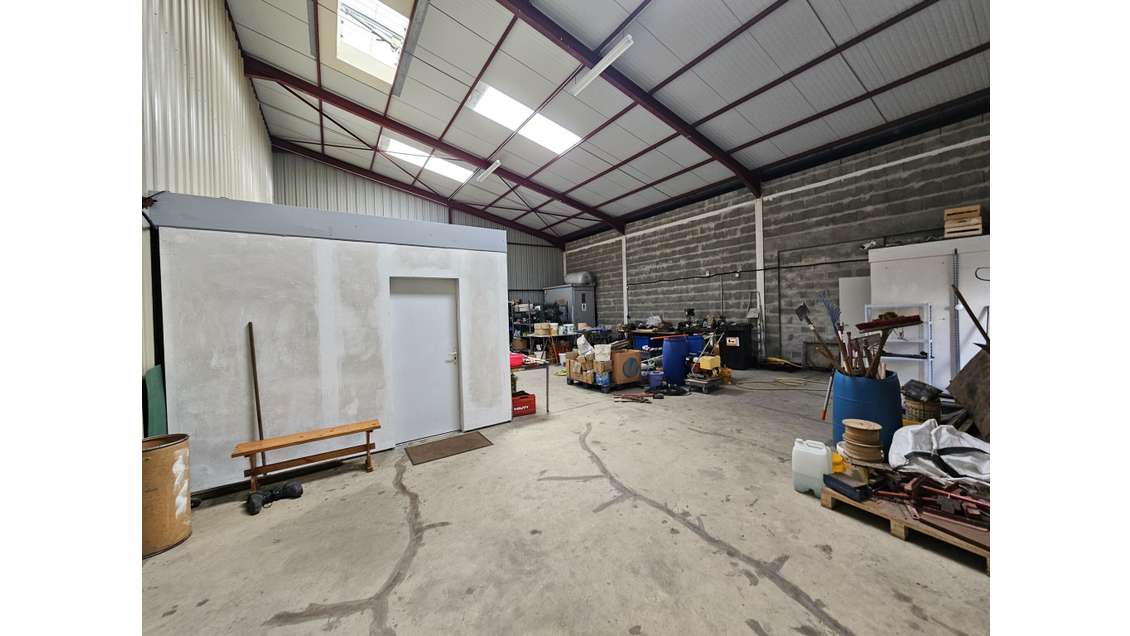 Local d'activité 150m² à louer à Trélazé A87 