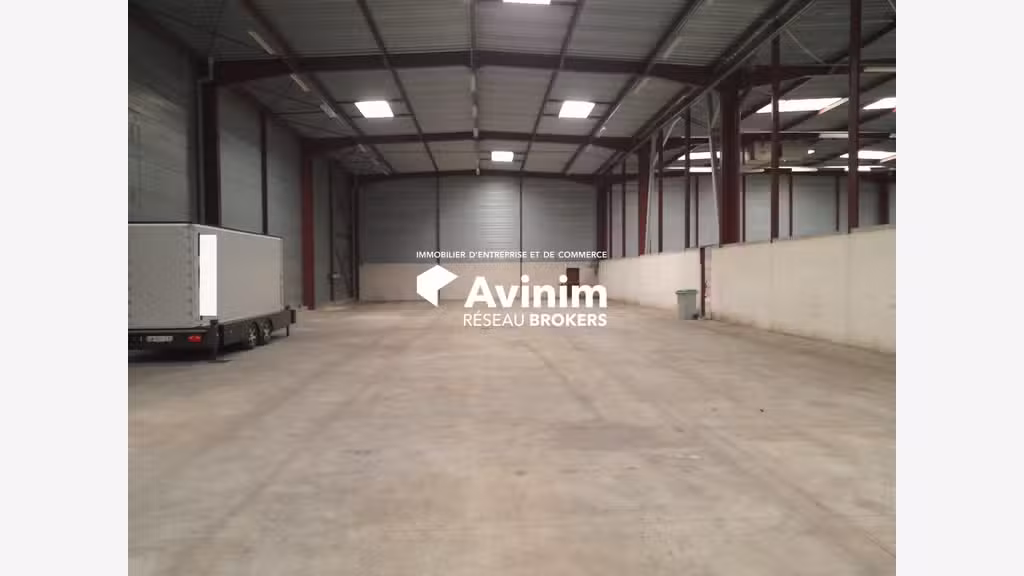 Entrepôt 570m² à louer à Orléans Sud
