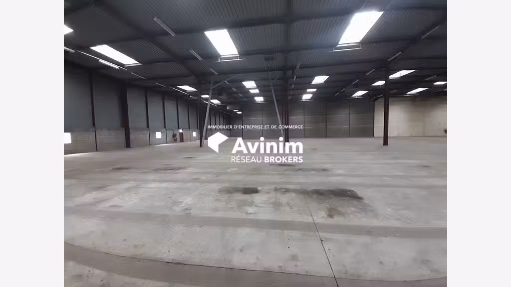 Entrepôt 570m² à louer à Orléans Sud