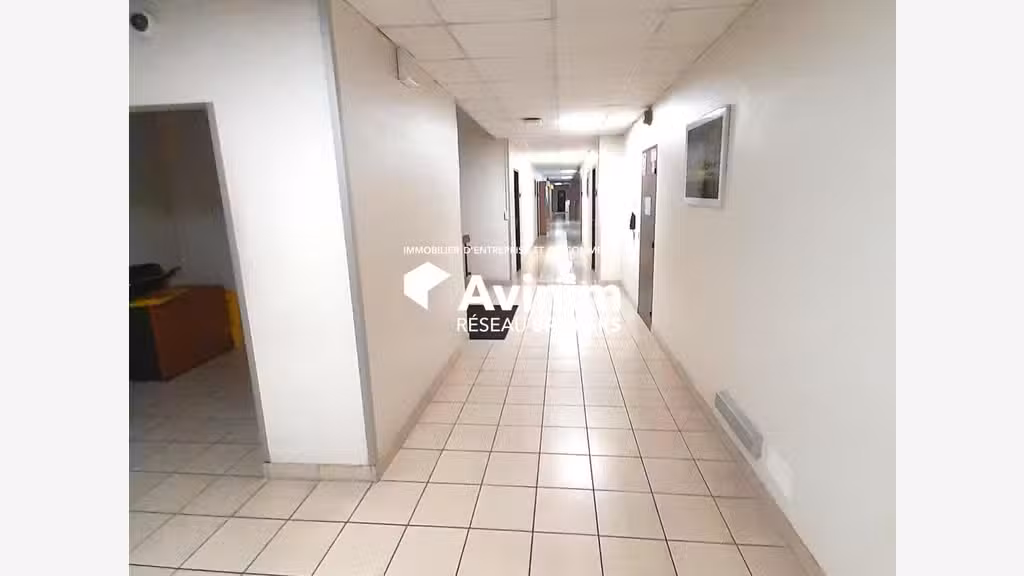Entrepôt 570m² à louer à Orléans Sud