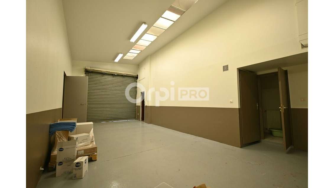 A louer local activité 369m² à Vaulx-en-Velin