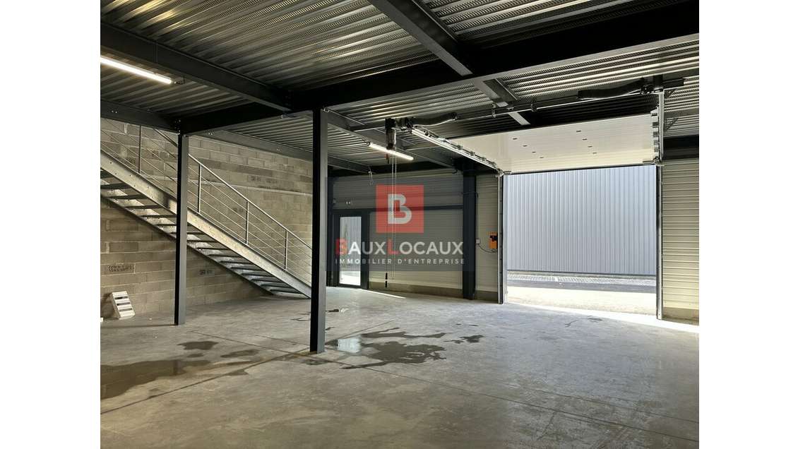 Local mixte 277m² avec bureaux à louer à Vedène 