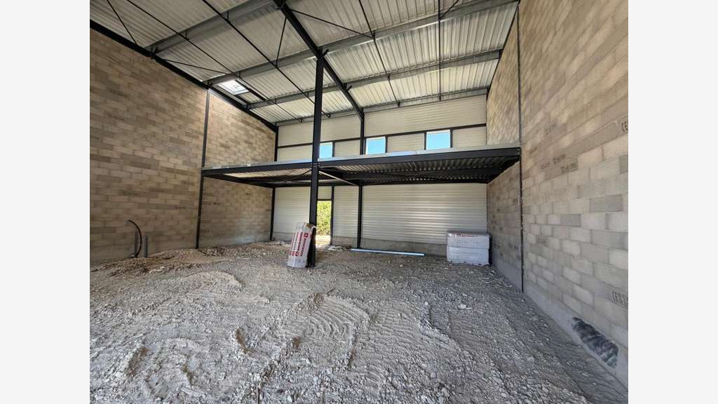 À louer local d'activités 194m² à Vedène 