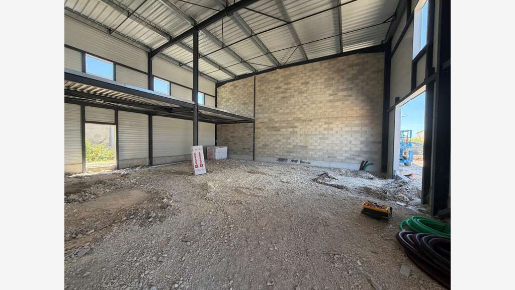 À louer local d'activités 194m² à Vedène 