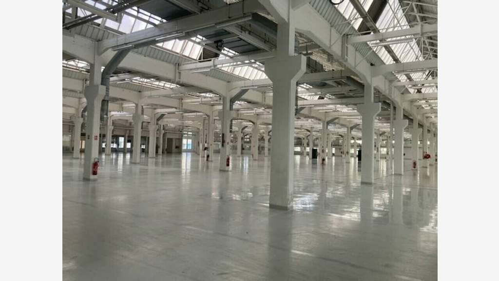 Locaux industriels 11200m² à louer à Vénissieux