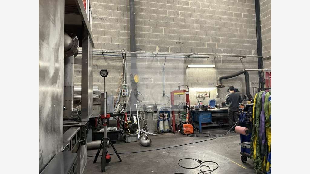Local d'activité 417m² à louer à Vénissieux