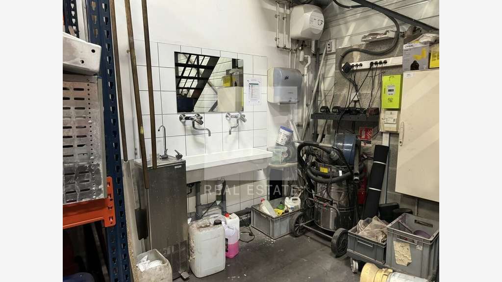 Local d'activité 417m² à louer à Vénissieux