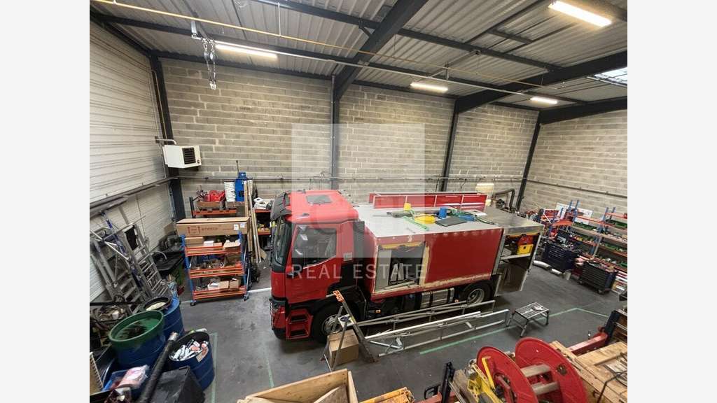 Local d'activité 417m² à louer à Vénissieux