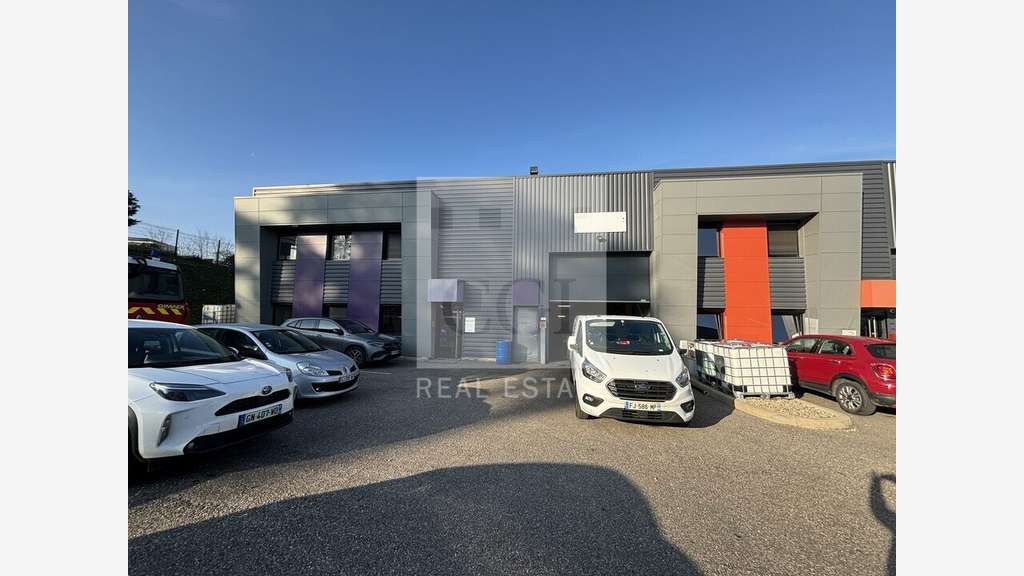Local d'activité 417m² à louer à Vénissieux