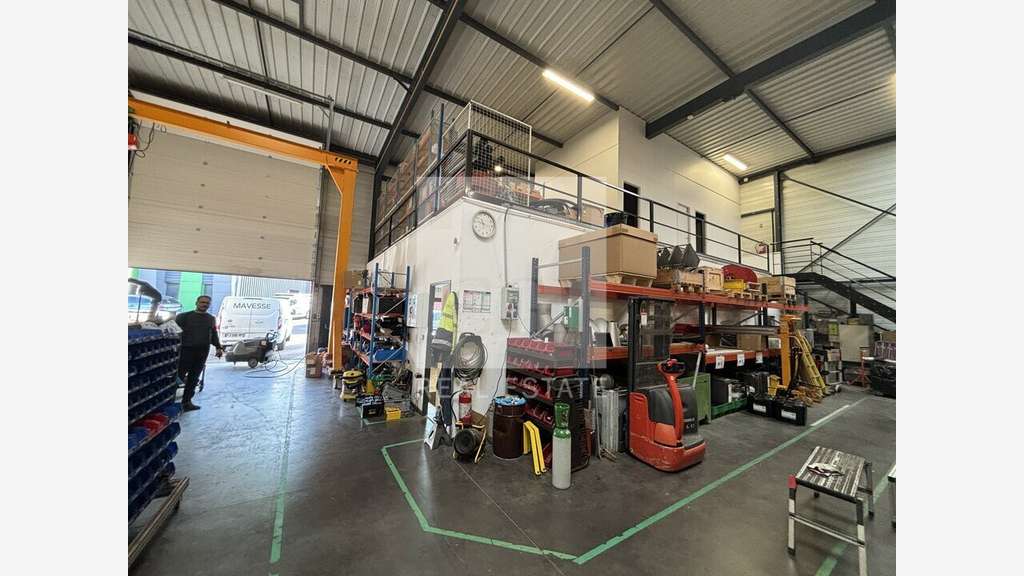 Local d'activité 417m² à louer à Vénissieux