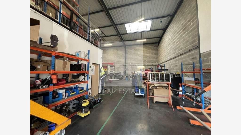 Local d'activité 417m² à louer à Vénissieux