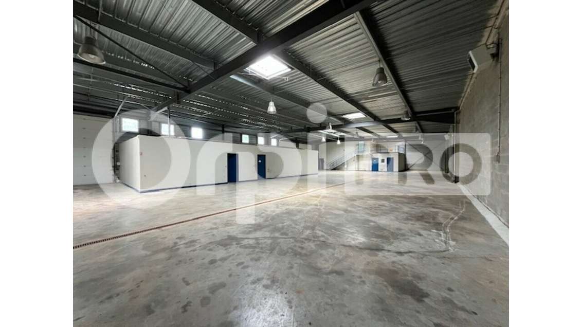 A louer local d'activité 777m² à Vert-Saint-Denis