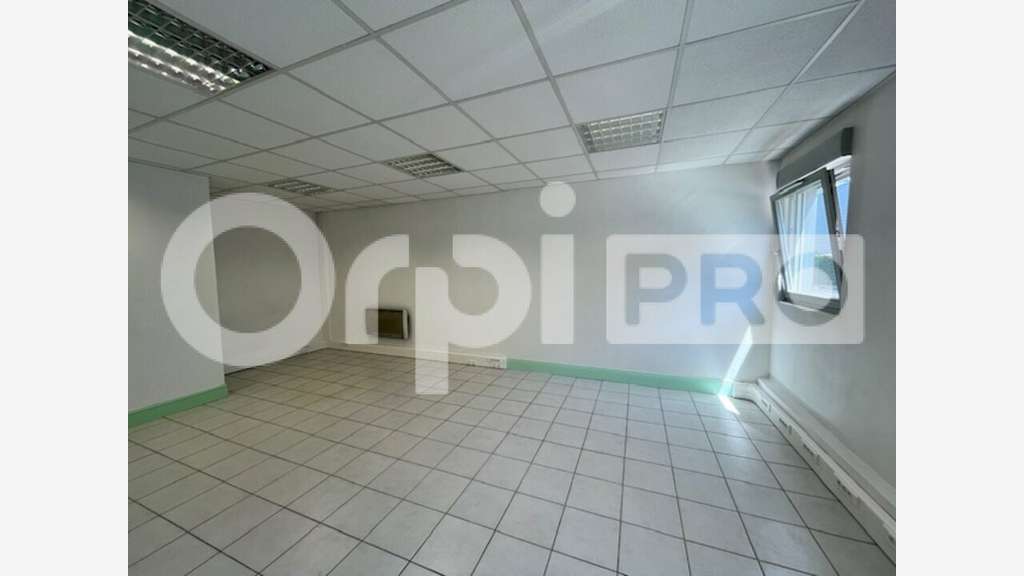 Local d'activité 289m² à louer à Vert Saint Denis