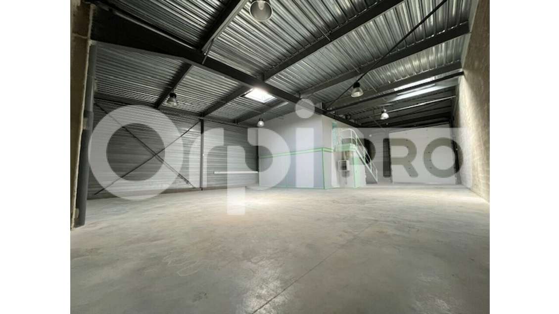 Local d'activité 289m² à louer à Vert Saint Denis
