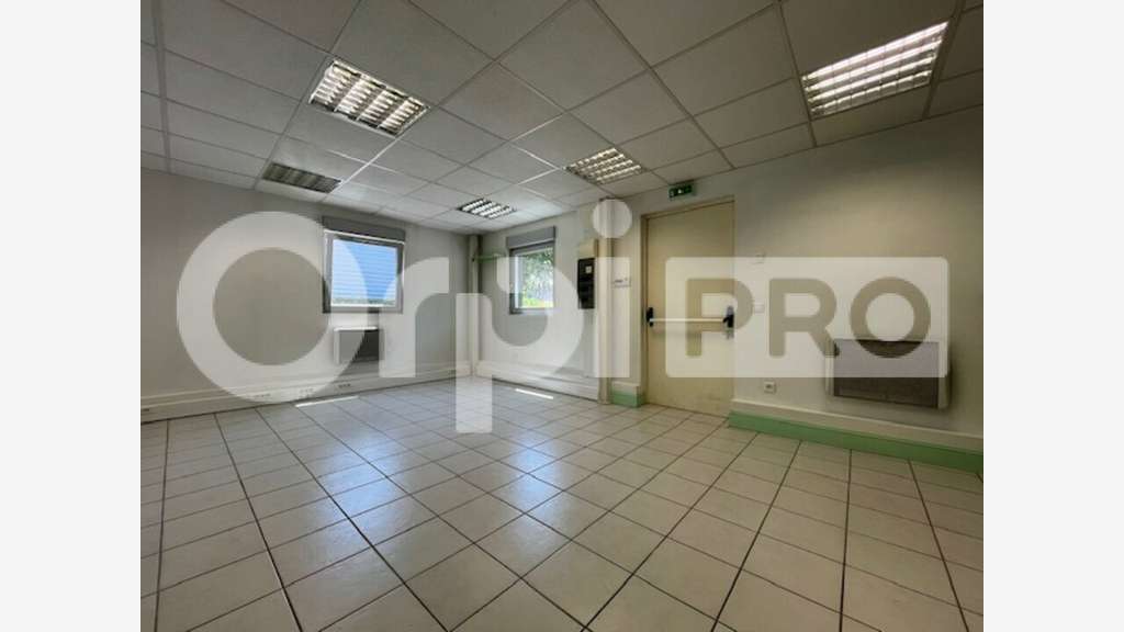 Local d'activité 289m² à louer à Vert Saint Denis