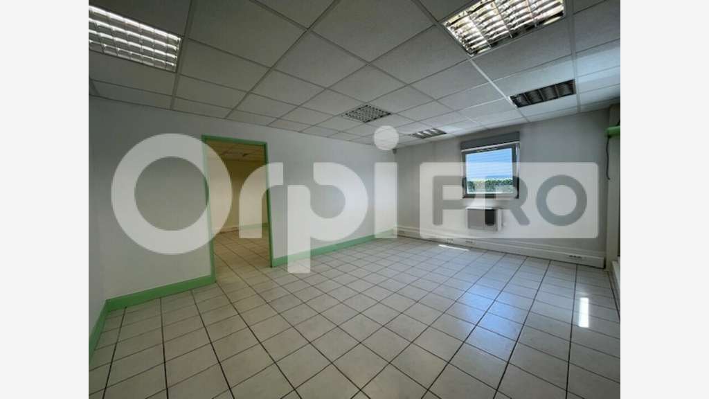 Local d'activité 289m² à louer à Vert Saint Denis