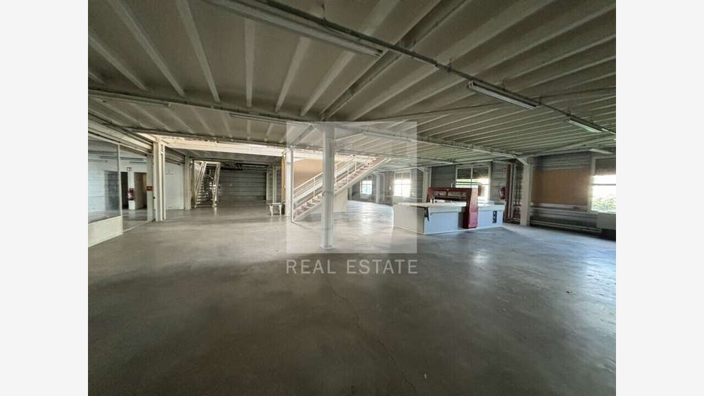 A louer local 1650m² à Villefranche-sur-Saône