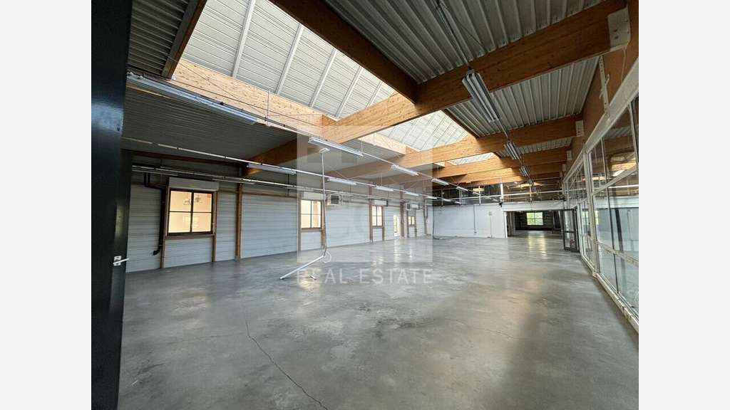 A louer local 1650m² à Villefranche-sur-Saône