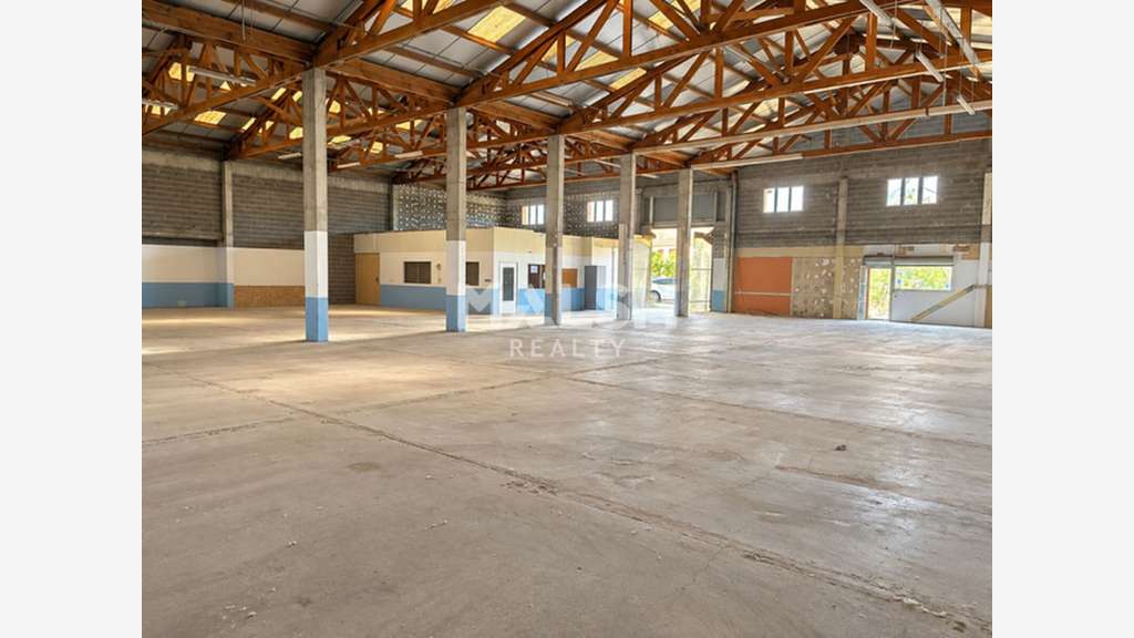 Local d'activités 940m² avec cour à Villefranche 