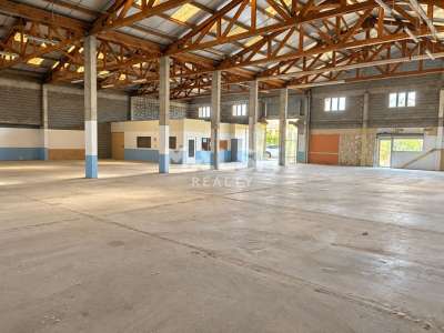Local d'activités 940m² avec cour à Villefranche 