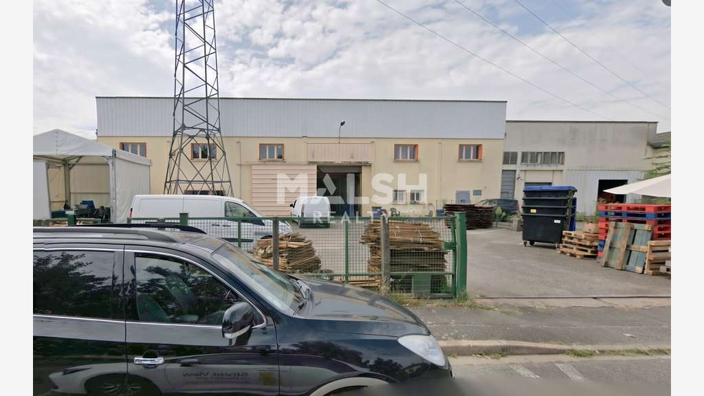 Local d'activités 940m² avec cour à Villefranche 
