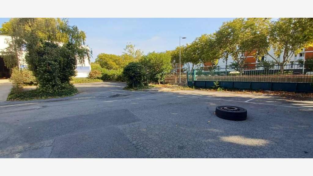 À louer local 1500m² à Villeneuve-la-Garenne
