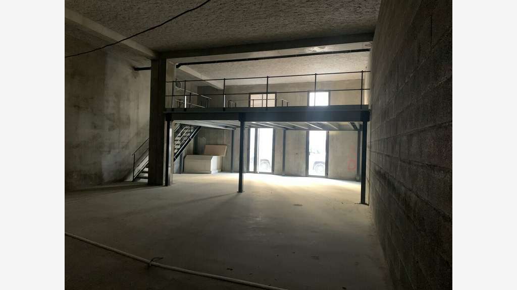 Local d'activité 230m² à louer à Villeurbanne
