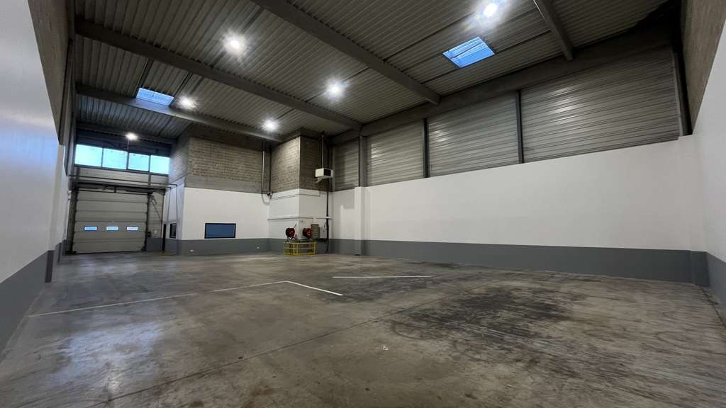 Local 515m² avec bureaux à louer à Élancourt