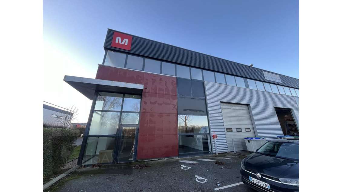Local 515m² avec bureaux à louer à Élancourt