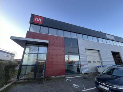 Local 515m² avec bureaux à louer à Élancourt
