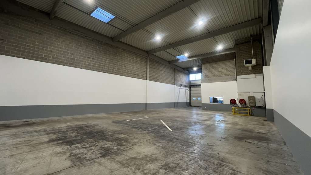 Local 515m² avec bureaux à louer à Élancourt