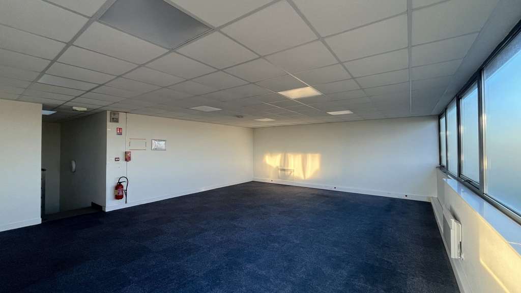Local 515m² avec bureaux à louer à Élancourt