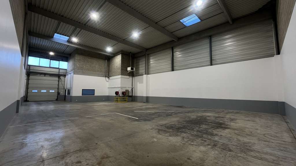Local 515m² avec bureaux à louer à Élancourt