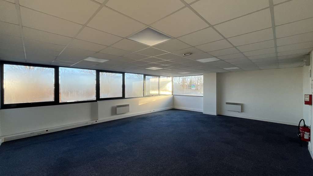 Local 515m² avec bureaux à louer à Élancourt