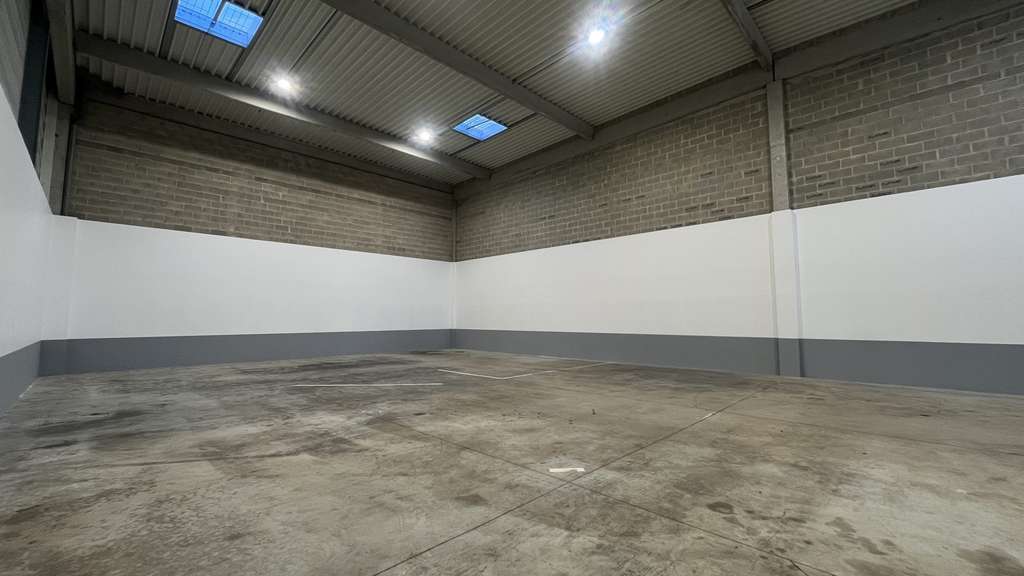 Local 515m² avec bureaux à louer à Élancourt