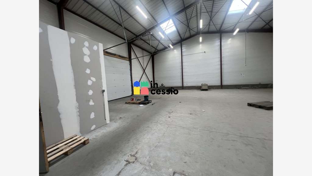 Local d’activité 270m² avec 1 400m² Le Mans Nord