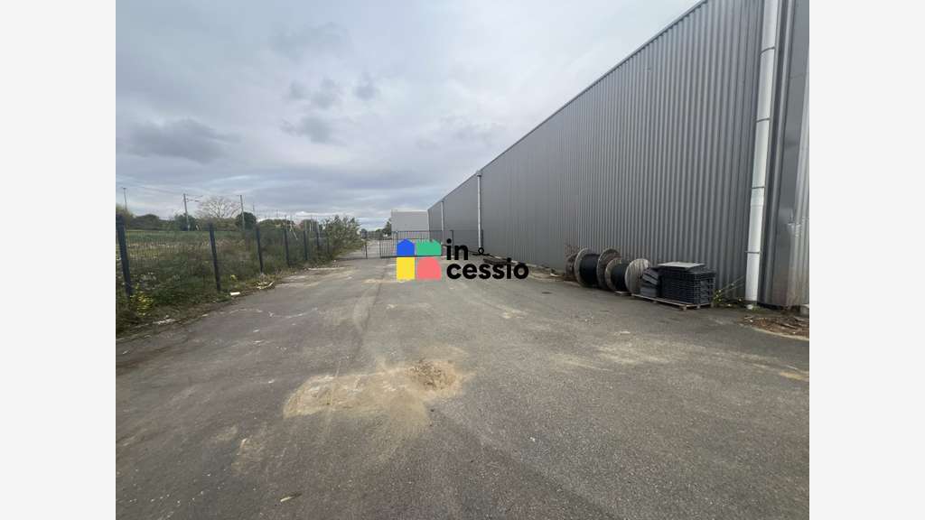 Local d’activité 270m² avec 1 400m² Le Mans Nord