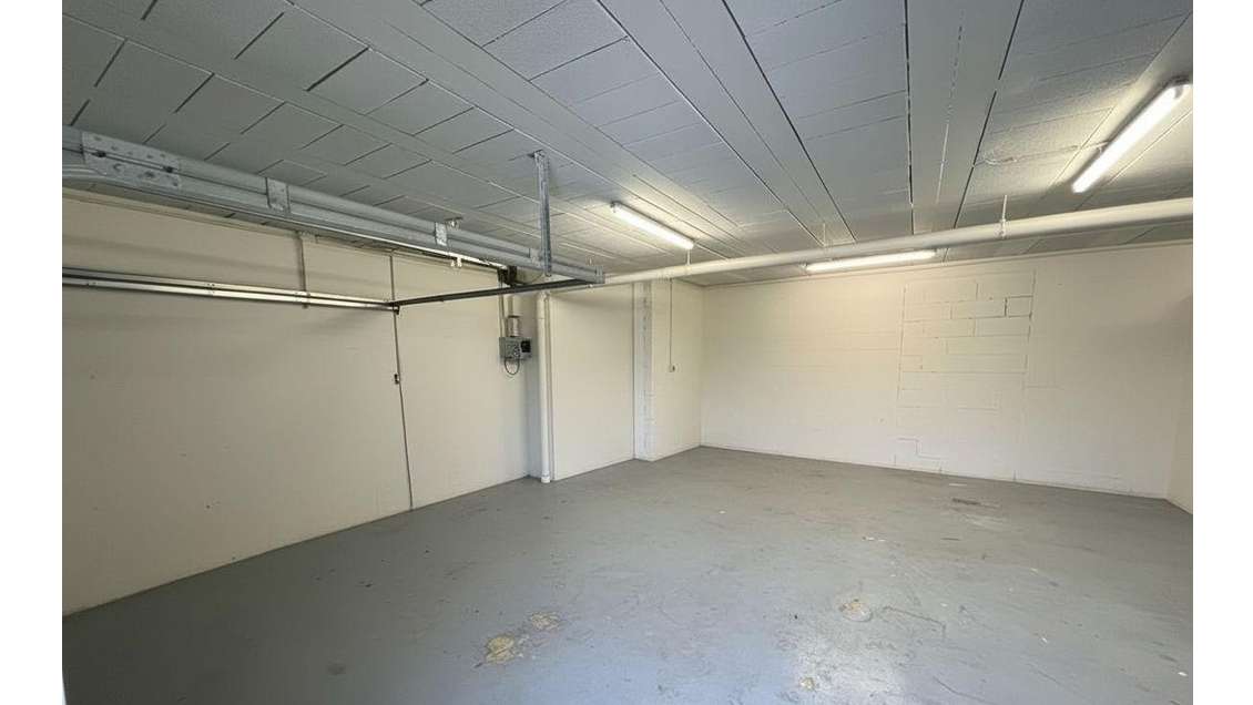 Location garage 70 m ² + bureau 17 m ² Marcoussis